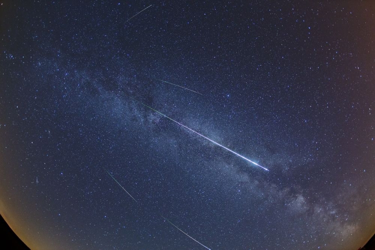 Złap spadającą gwiazdę, czyli jak fotografować meteory [wideo]